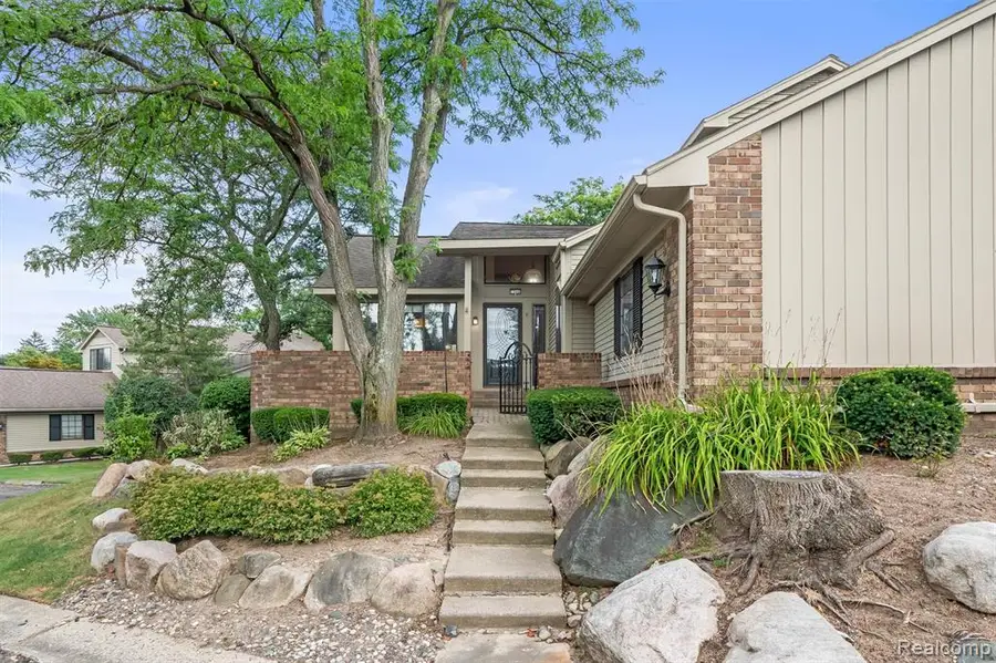7208 Creeks Bend, West Bloomfield, MI  - Image #3