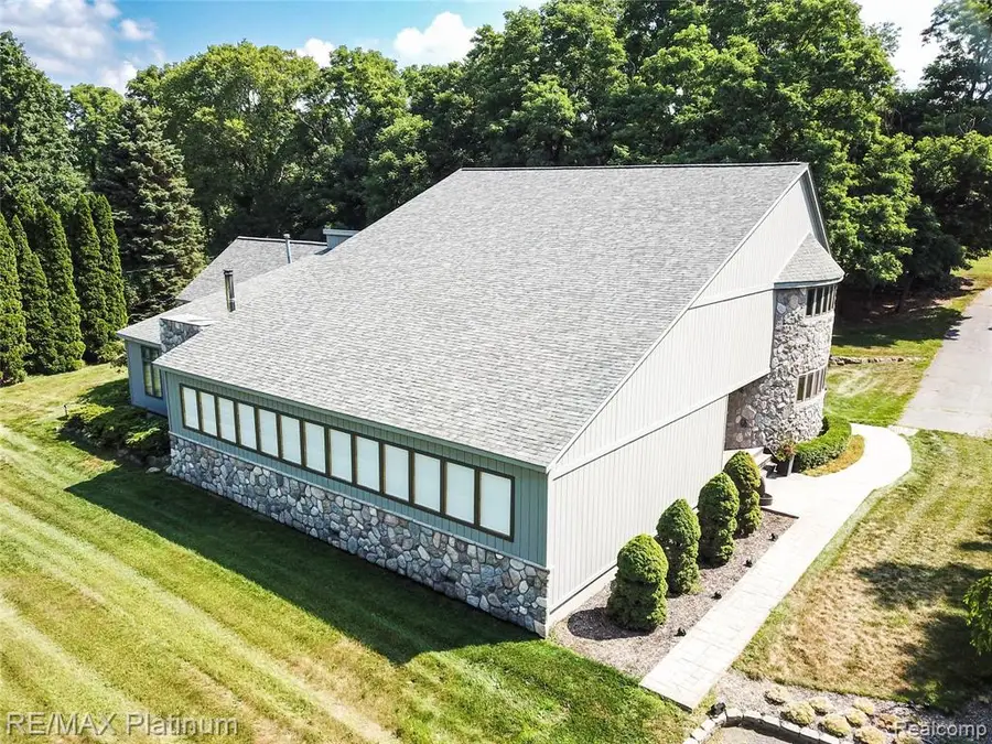 5160 Fenton, Fenton, MI  - Image #2