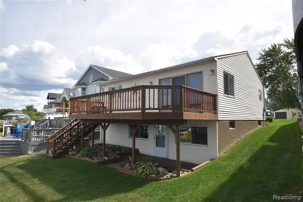 2414 Cranewood, Fenton, MI 