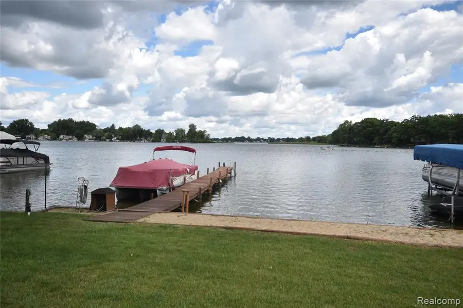 2414 Cranewood, Fenton, MI  - Image #2