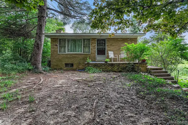 548 Munger, Holly, MI 