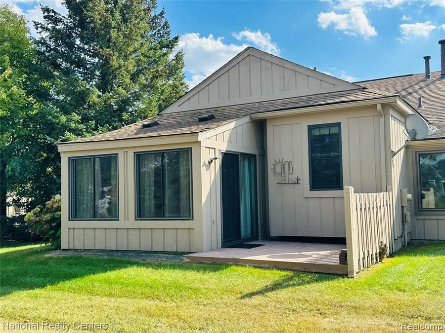 12421 Cambridge #4, South Lyon, MI 48178 - Image #2