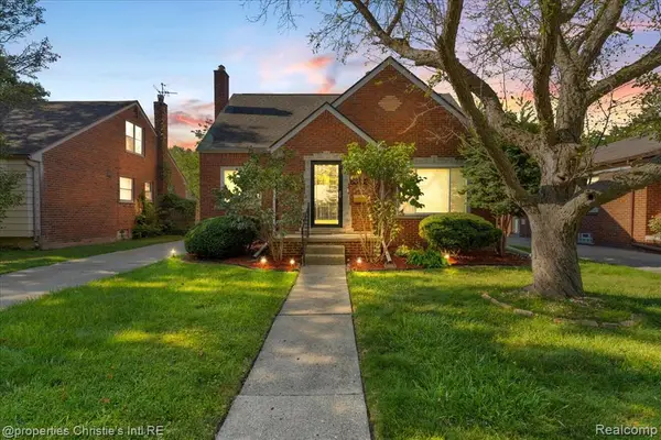 20006 Lochmoor, Harper Woods, MI 