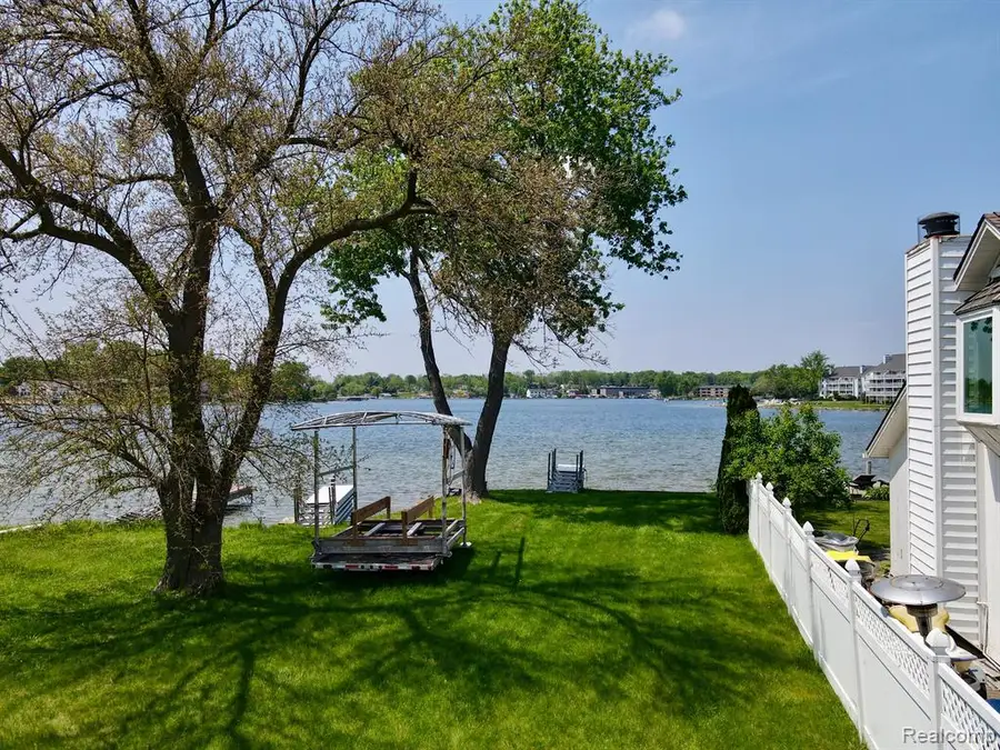 1384 Rossdale, Waterford, MI 48328 - Image #2