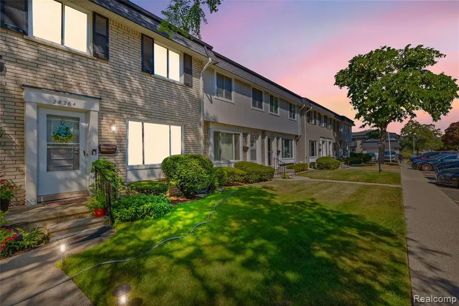 28264 Universal #82, Warren, MI  - Image #2