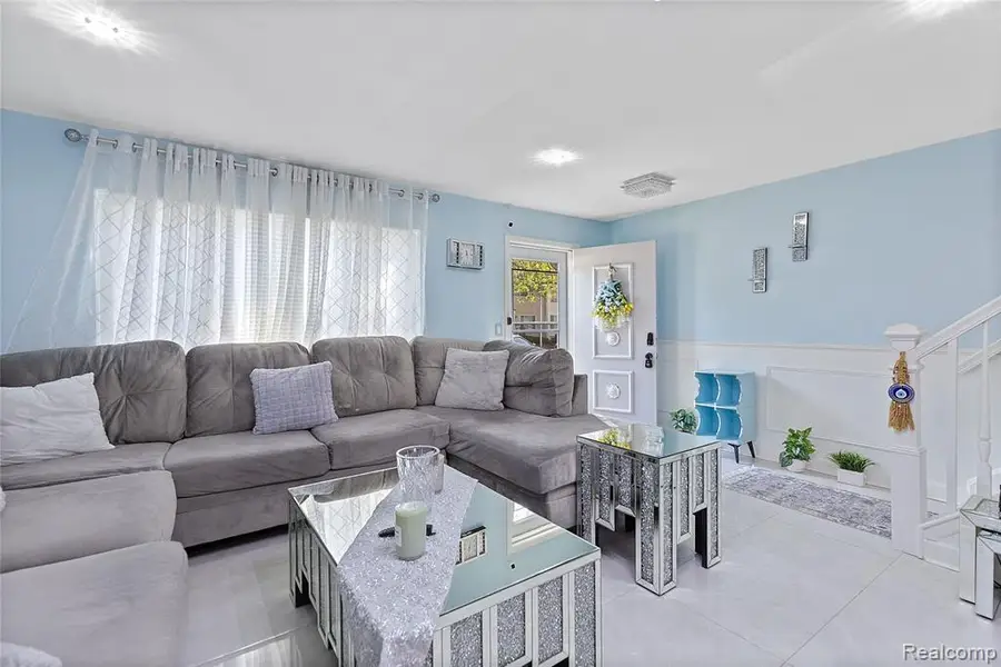 28264 Universal #82, Warren, MI  - Image #3