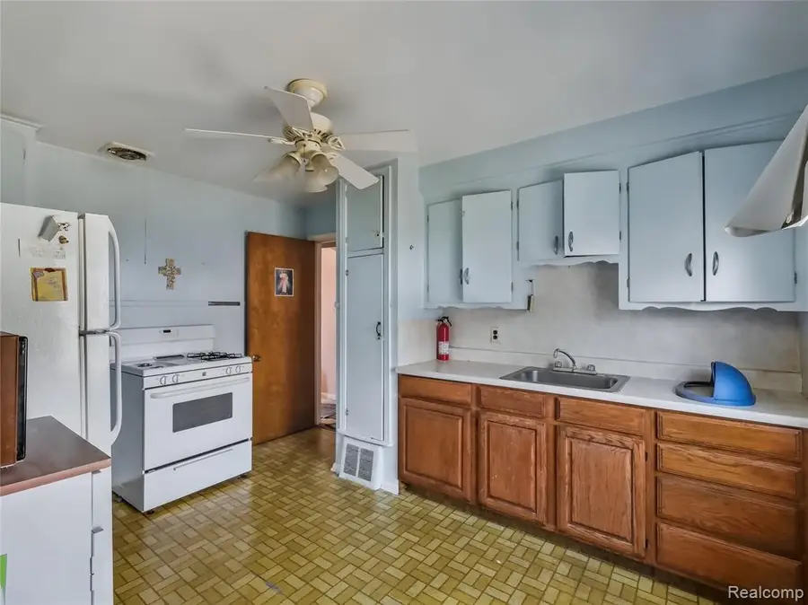 12125 Helen, Southgate, MI  - Image #3