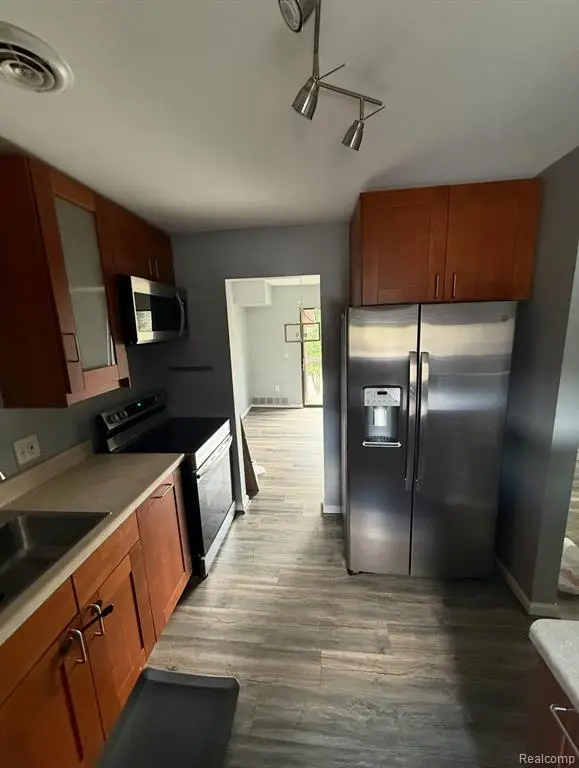 33825 Pondview, Livonia, MI  - Image #3