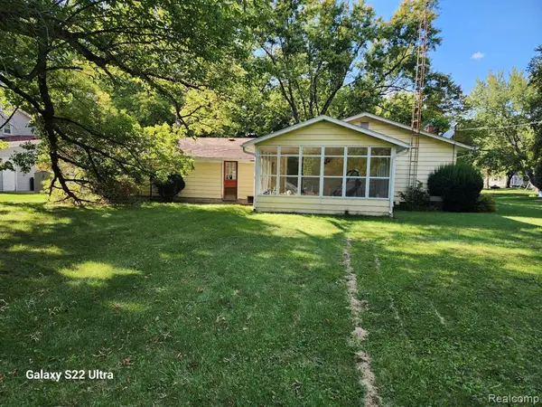 2340 Pineview, Flushing, MI 48433