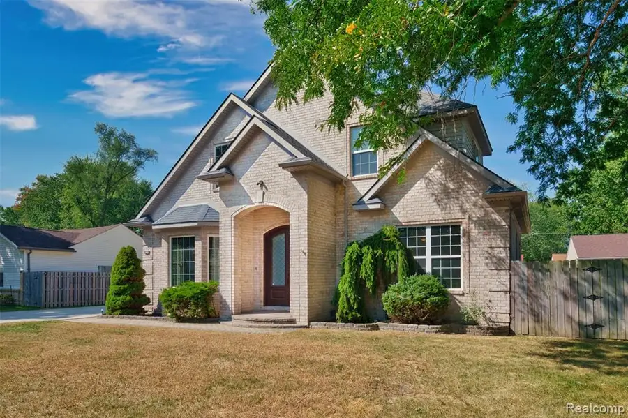 33528 Rhonswood, Farmington Hills, MI  - Image #2