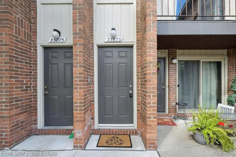 33873 Pondview #171, Livonia, MI  - Image #2