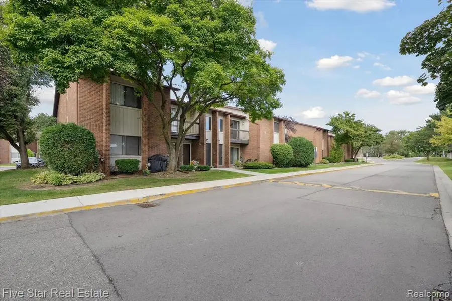 33873 Pondview #171, Livonia, MI  - Image #3