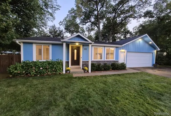 7377 Cooley Lake, West Bloomfield, MI 