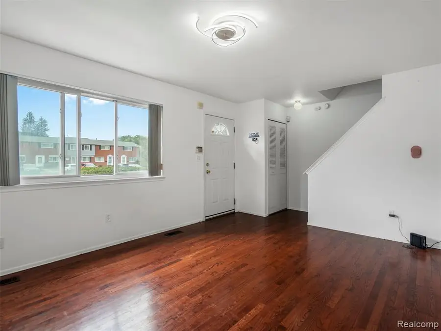 2530 Patrick Henry St, Auburn Hills, MI 48326 - Image #3