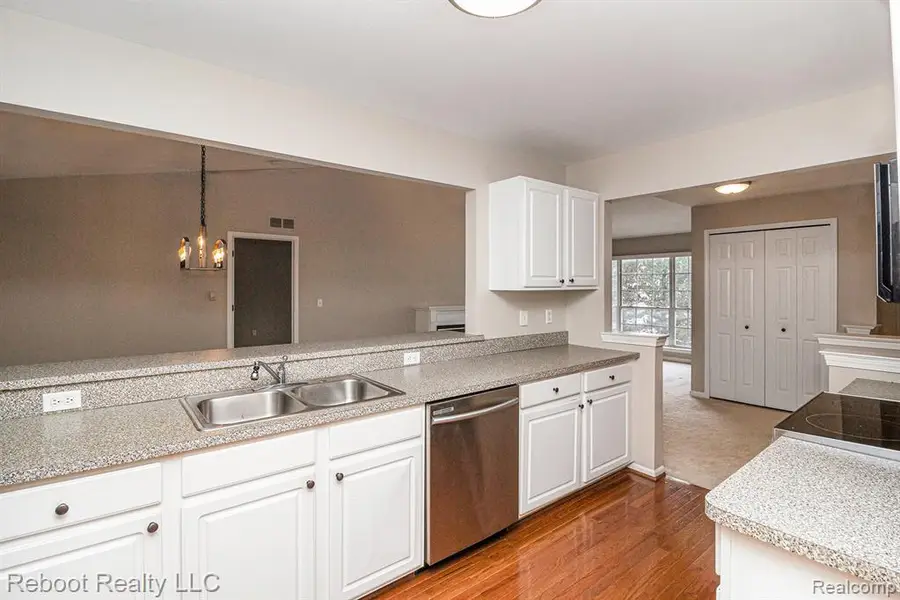 45760 Warwick, Macomb, MI  - Image #3