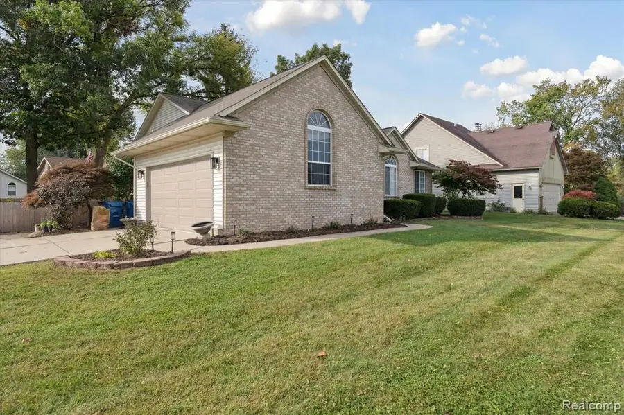 2447 Grove Park, Fenton, MI  - Image #2