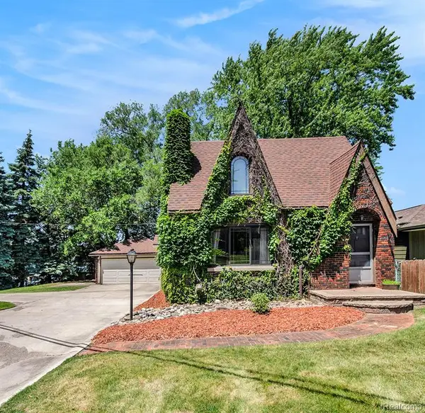 2058 S Long Lake, Fenton, MI 