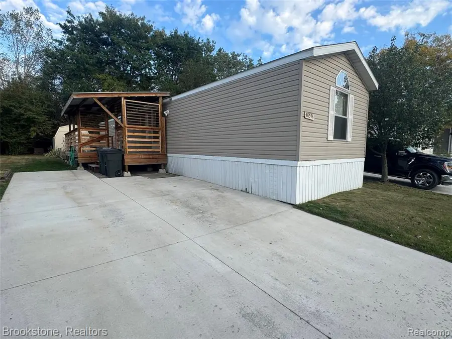 48574 Lakeview, Shelby Charter Township, MI  - Image #3