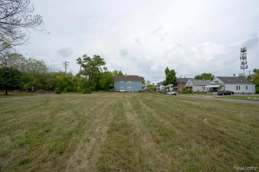 9833 Russell, Detroit, MI 48211 - #2