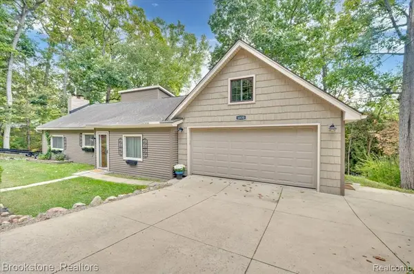 1030 Forest Lake, Lake Orion, MI 