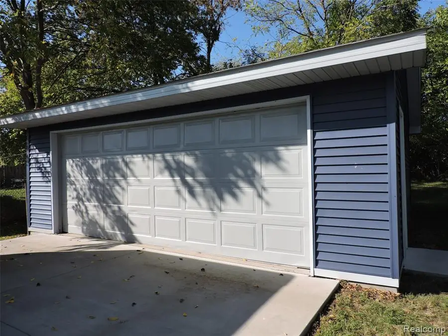 2043 E Schumacher, Burton, MI  - Image #2