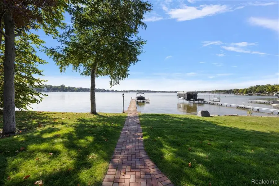 2236 Locklin Lane, West Bloomfield, MI  - Image #2