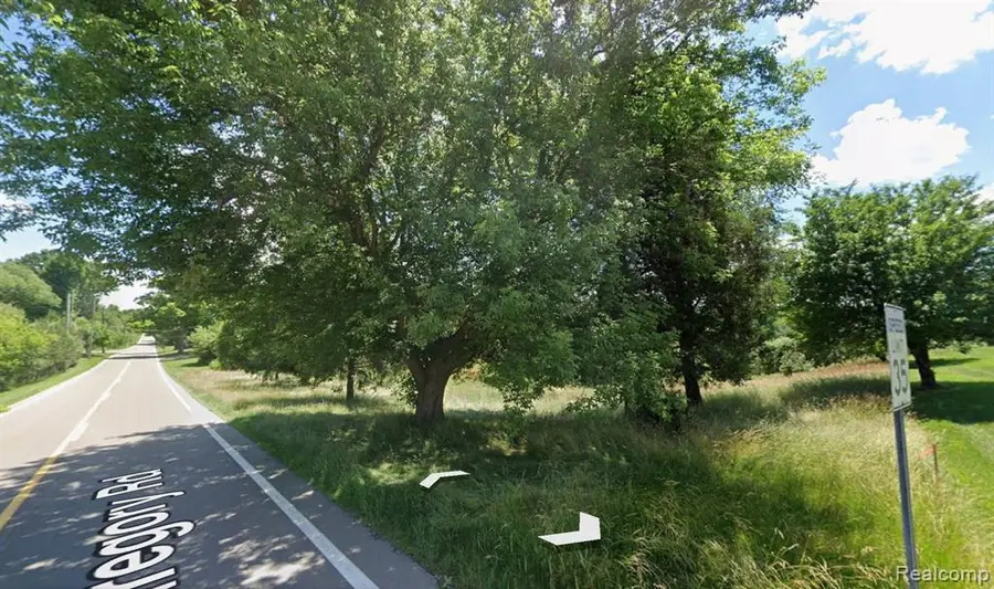 000 Gregory, Lake Orion, MI  - Image #2