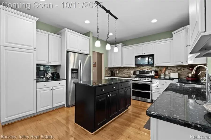 9430 Sheltering Oaks, Brighton, MI  - Image #2
