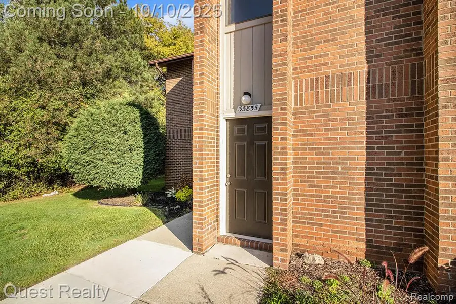 33855 Pondview, Livonia, MI  - Image #3