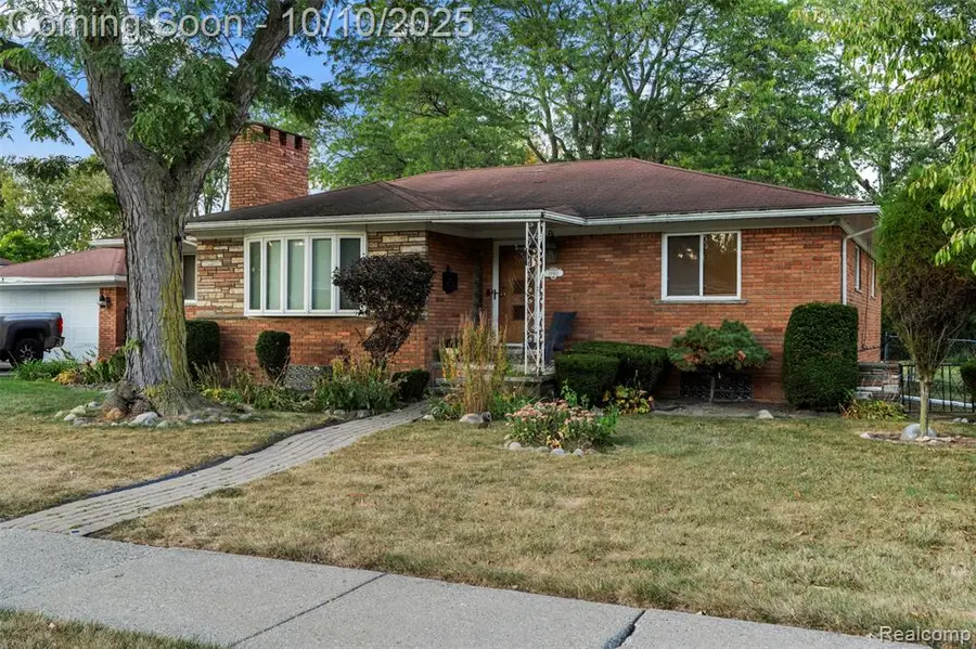 19945 Woodside, Harper Woods, MI  - Image #2