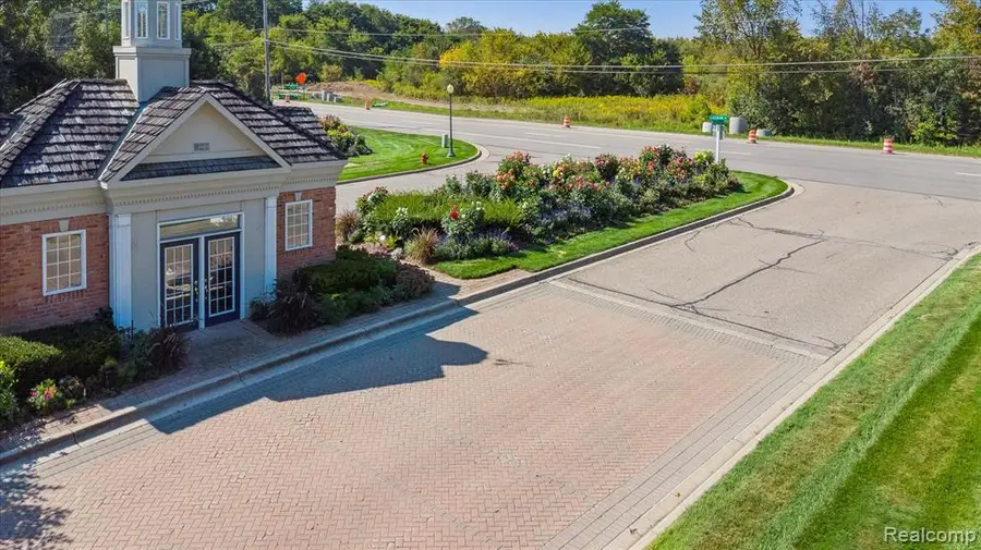 124 Woodfield, Grand Blanc, MI 48439 - Image #3