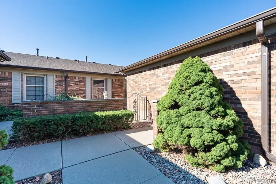 49414 Richmond, Shelby Charter Township, MI  - Image #2