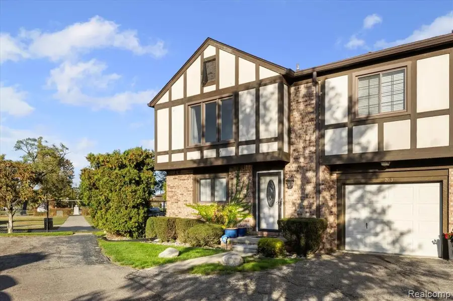 203 Lac Sainte Claire, Saint Clair Shores, MI  - Image #2