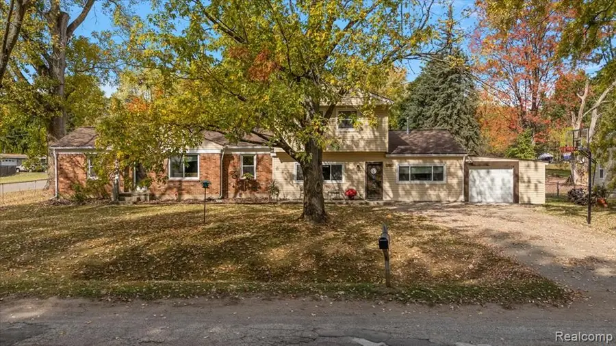 2262 Hammerslea, Lake Orion, MI  - Image #2