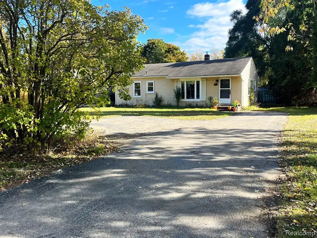 853 Merritt, Orion, MI  - Image #1