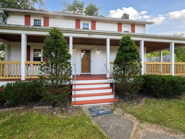 260 S Dexter, Pinckney, MI 48169