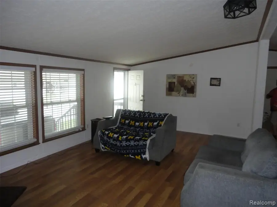 25182 Frontier Circle, Flat Rock, MI 48134 - Image #3