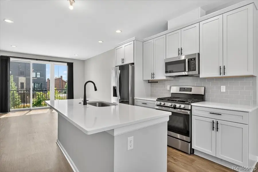 1087 Hampton Circle, Detroit, MI 48207 - Image #3