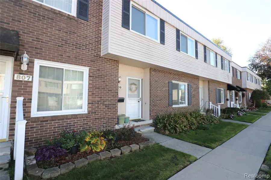 806 Estrada, Belleville, MI  - Image #2