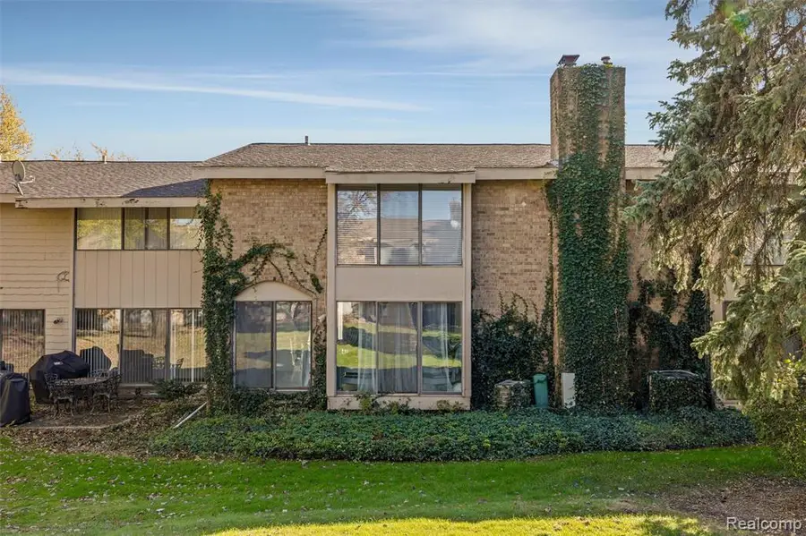 7406 Pebble Pt, West Bloomfield, MI  - Image #2