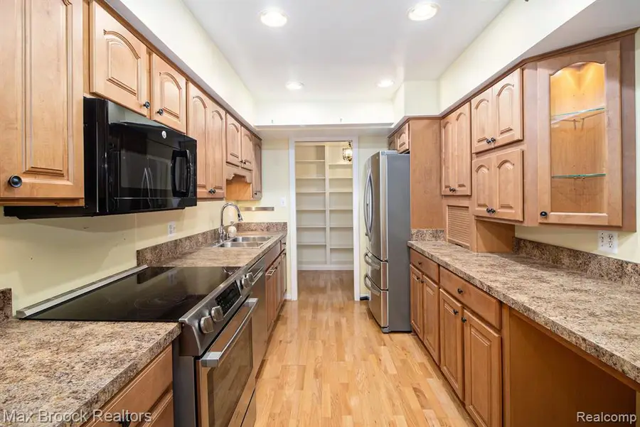 19710 W 13 Mile #105, Beverly Hills, MI  - Image #2