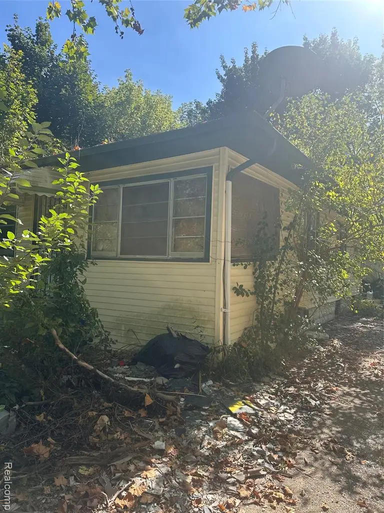 2001 Mackin, Flint, MI 48504 - #1