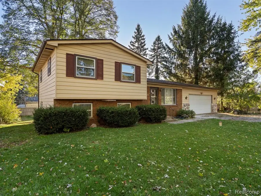 845 Harry Paul, Lake Orion, MI  - Image #2