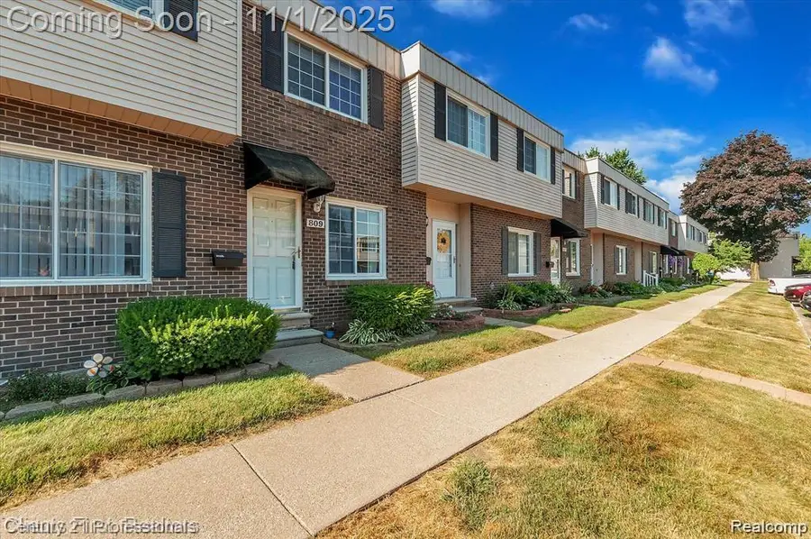 809 Estrada, Belleville, MI  - Image #2