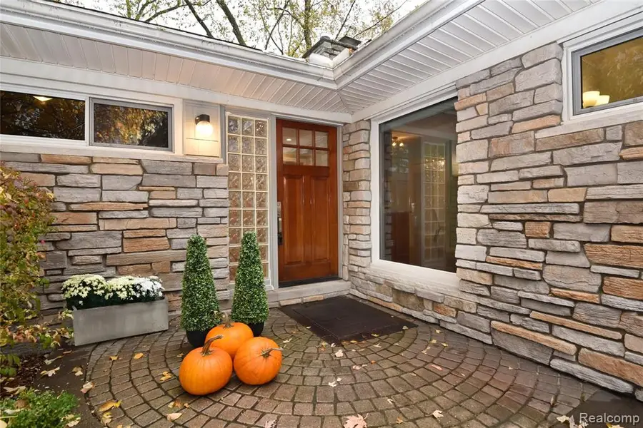 6727 Lahser, Bloomfield Hills, MI  - Image #2