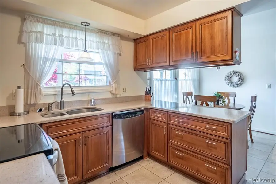 46048 Quail Ridge, Plymouth, MI  - Image #3