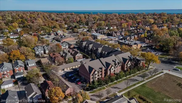 74 Pointe Park, Grosse Pointe Park, MI 