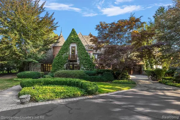 49016 Pointe Lakeview, Chesterfield, MI 48047