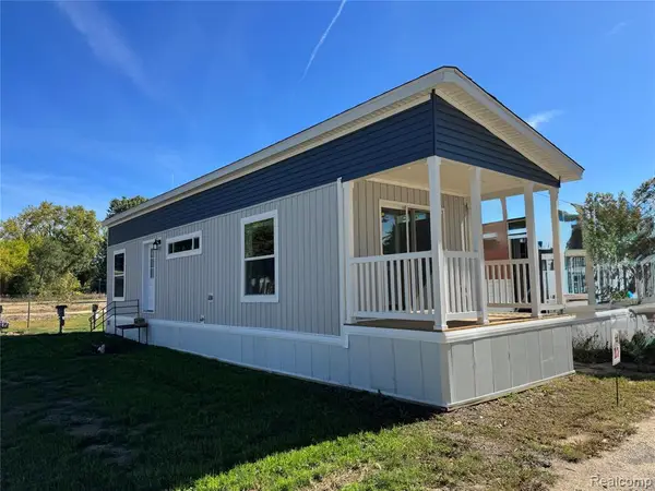 17 Sunset Lane, Fenton, MI 48430