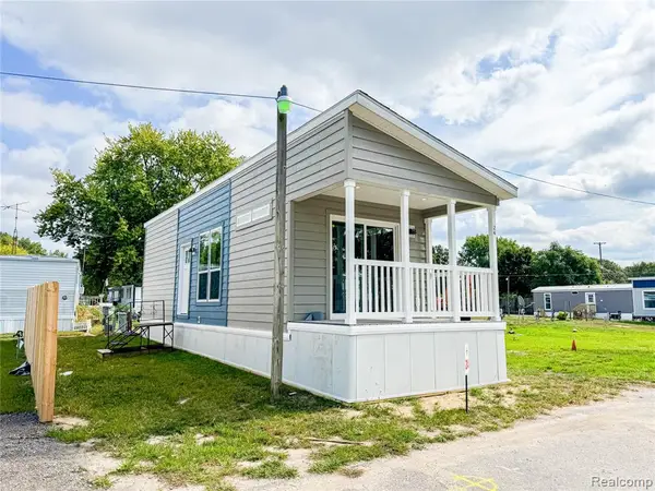 24 Sunset Lane, Fenton, MI 48430